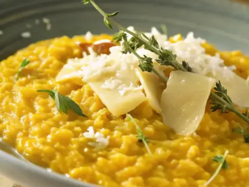 risotto-alla-Milanese- saffron-risotto-recipe- creamy-risotto-recipe- italian-risotto-dish- milan-style-risotto- risotto-alla-milanese-giallo-zafferano- how-to-make-risotto- risotto-with-saffron- arborio-rice-dish- golden-yellow-risotto- traditional-italian-rice-dish- slow-cooked-risotto- creamy-rice-with-cheese- luxurious-italian-dinner- parmesan-risotto- milan-risotto-recipe- holiday-side-dish- elegant-italian-meals- risotto-stirring-technique- comfort-food-rice-dish- risotto-for-beginner